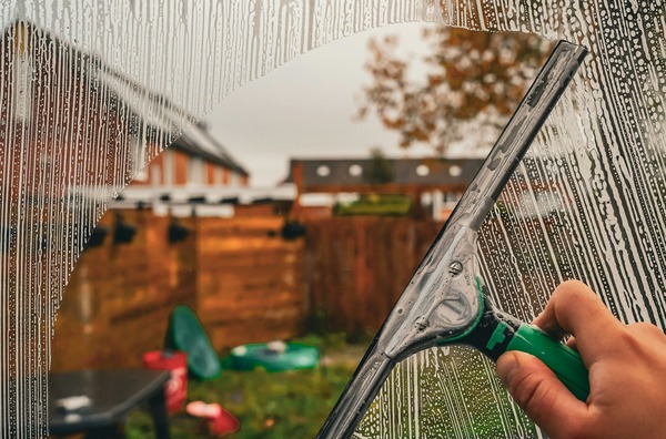 Lavage de vitres et vitrines de magasins dans la Drôme.